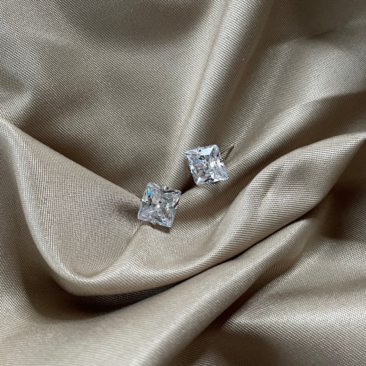 [Kismet Jewels ]Stylish Shiny Square Center Stone Stud Earrings