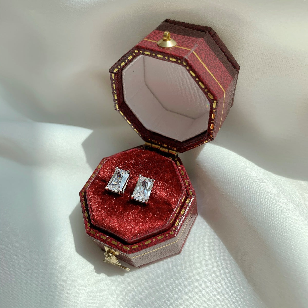 [Kismet Jewels ]Stylish Shiny Rectangular Center Stone Stud Earrings