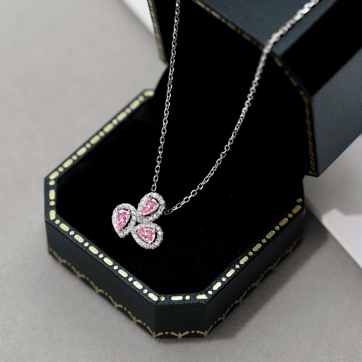 [Kismet Jewels ]Elegant Flower Shape Pear Cut Necklace