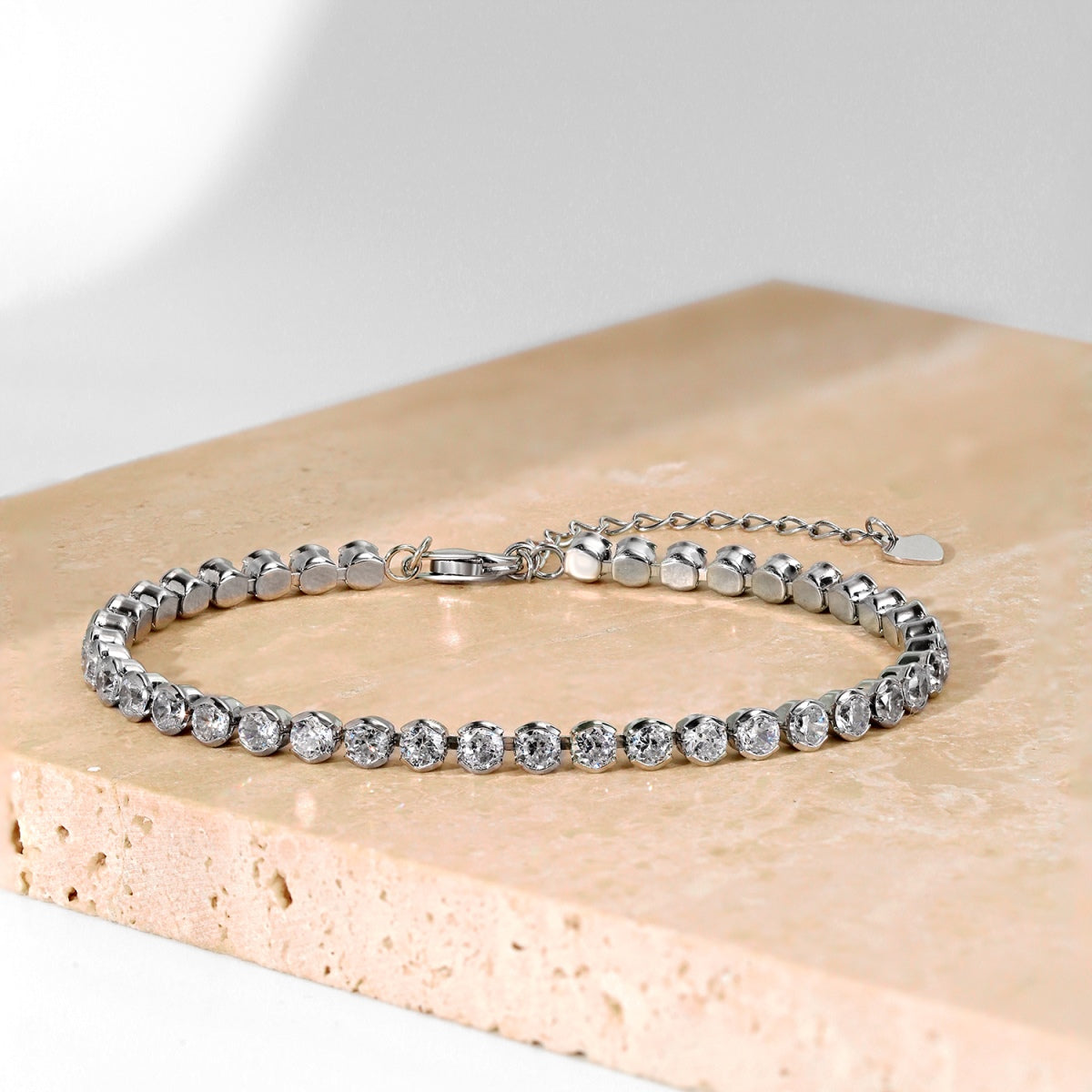 [Kismet Jewels ]Ornate  Sparkling Round Cut Daily Bracelet