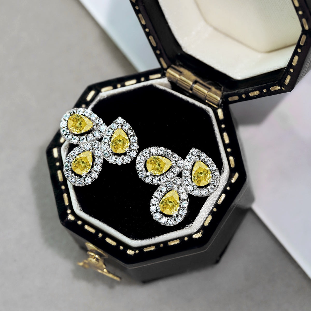 [Kismet Jewels ]Ornate Flower Shape Pear Cut Lover Earrings