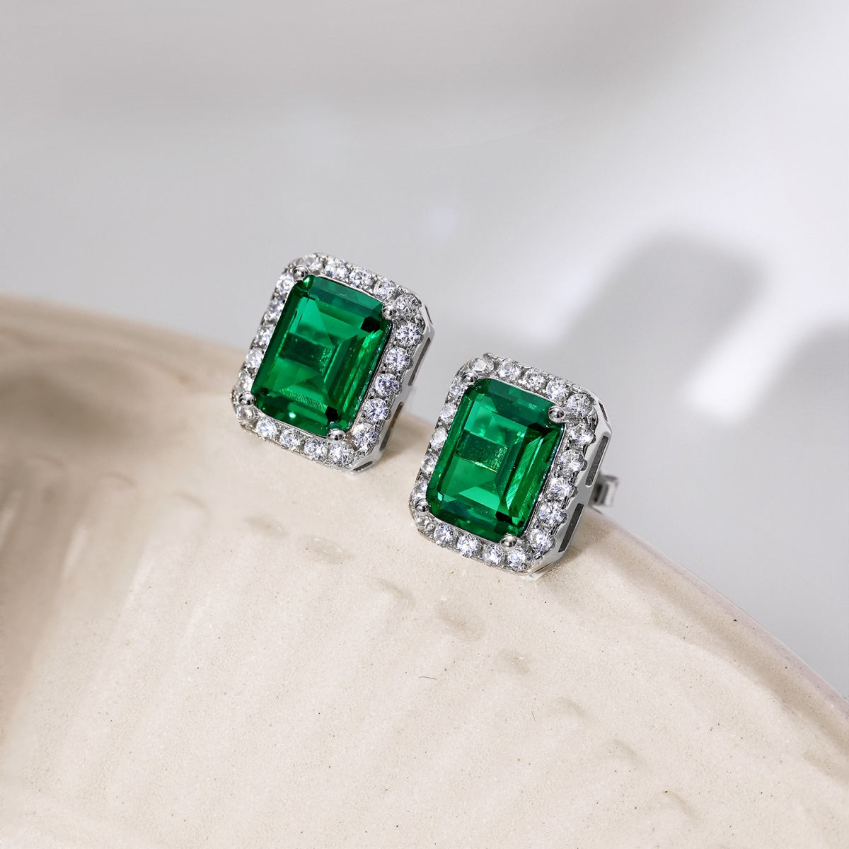 [Kismet Jewels ]Luxurious Dainty Emerald Cut Banquet Earrings
