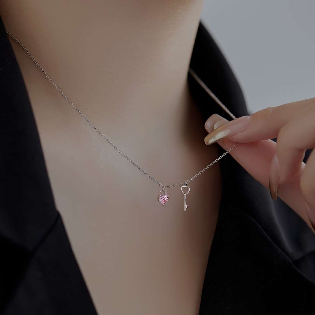 [Kismet Jewels ]Unique Heart Shape Key Pendent Necklace