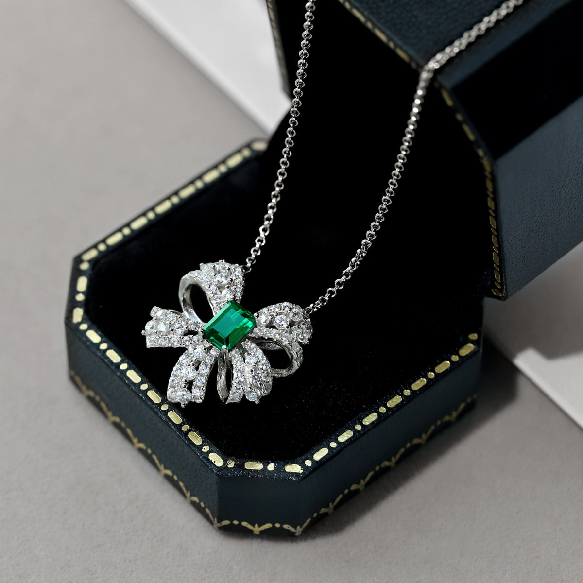 [Kismet Jewels ]Luxurious Flower Shape Emerald Cut Necklace