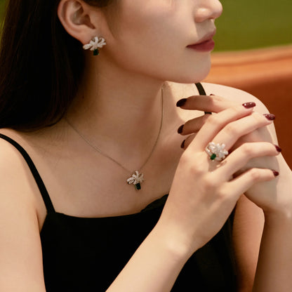 [Kismet Jewels ]Luxurious Flower Shape Emerald Cut Necklace