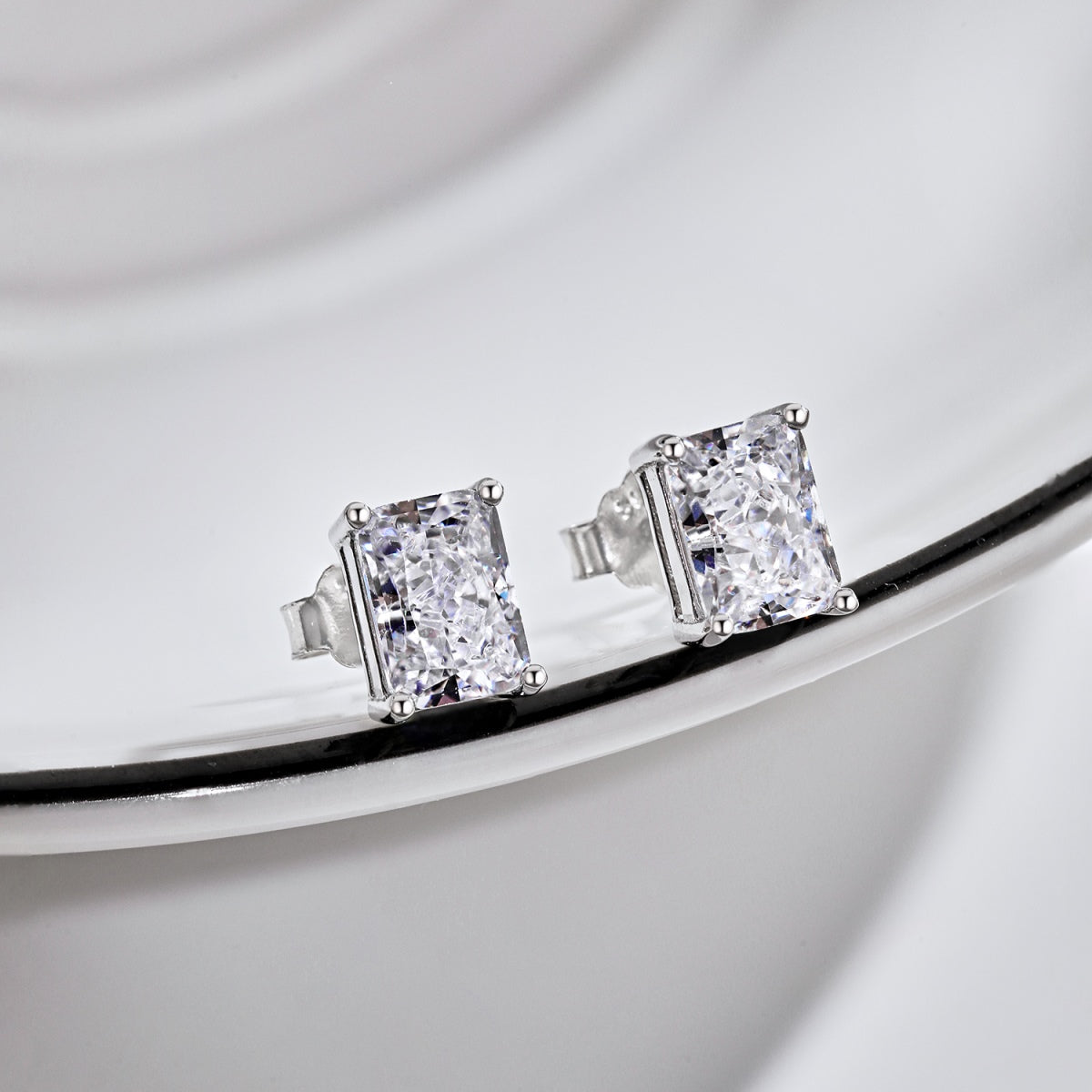 [Kismet Jewels ]Radiant Luxurious Princess Cut Daily Earrings
