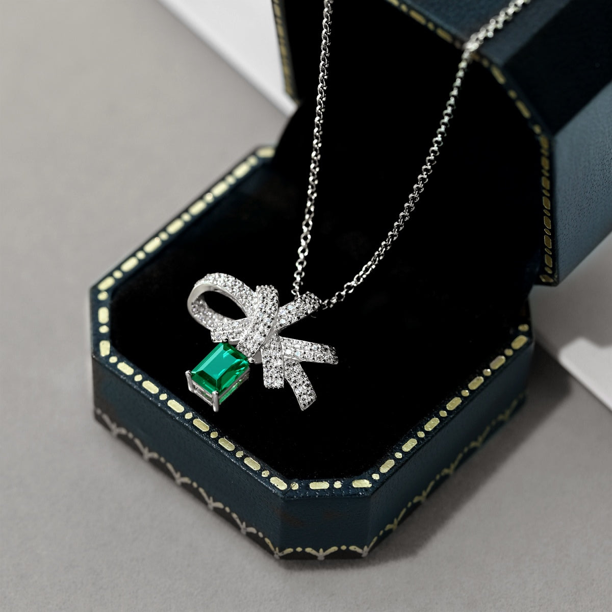 [Kismet Jewels ]Luxurious Flower Shape Emerald Cut Necklace