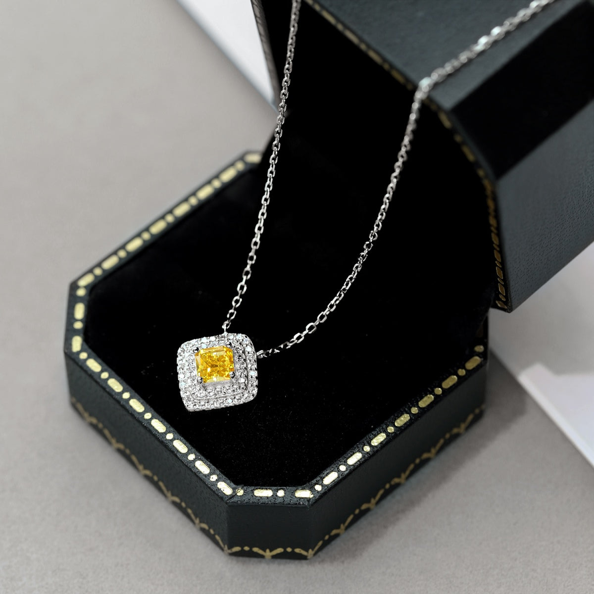 [Kismet Jewels ]Sparkling Asscher Cut Necklace