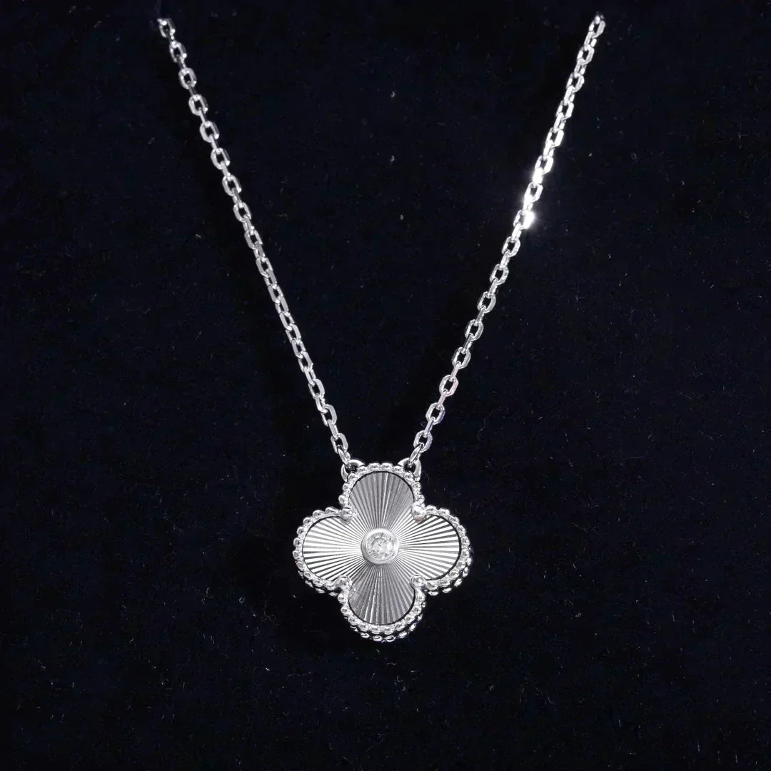 [Kismet Jewels ]CLOVER  15MM DIAMOND LASER NECKLACE SILVER
