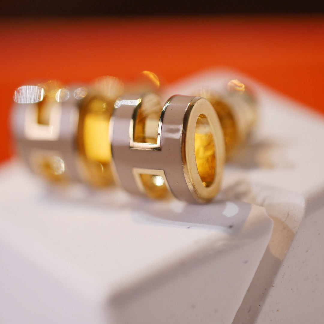 [Kismet Jewels ]MINI POP H GOLD EARRINGS GREY