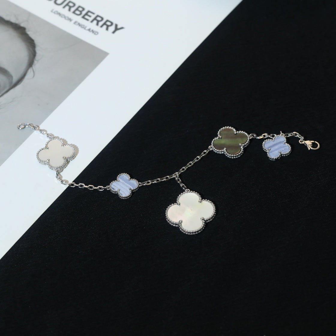 [Kismet Jewels ]CLOVER BRACELET 5 MOTIFS MOP CHALCEDONY SILVER