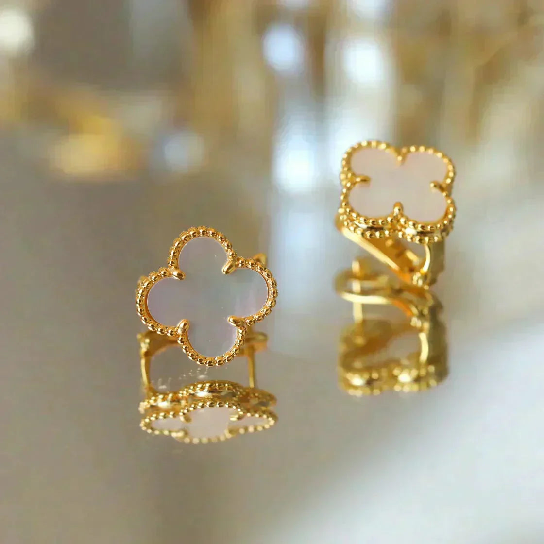 [Kismet Jewels ]CLOVER MEDIUM 1 MOTIFS  WHITE MOP STUD EARRINGS