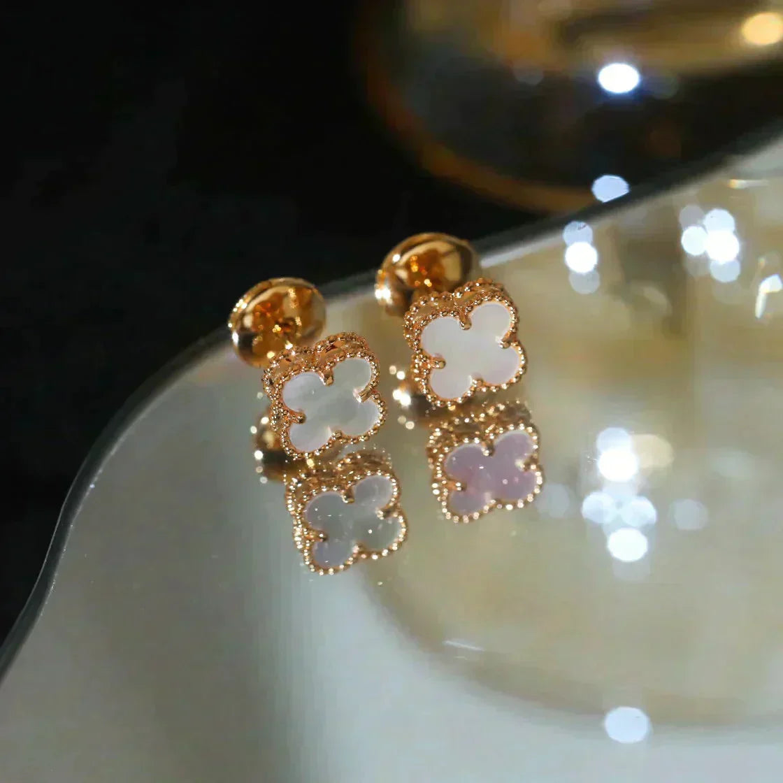 [Kismet Jewels ]CLOVER MINI 9.5MM WHITE MOP EARRINGS