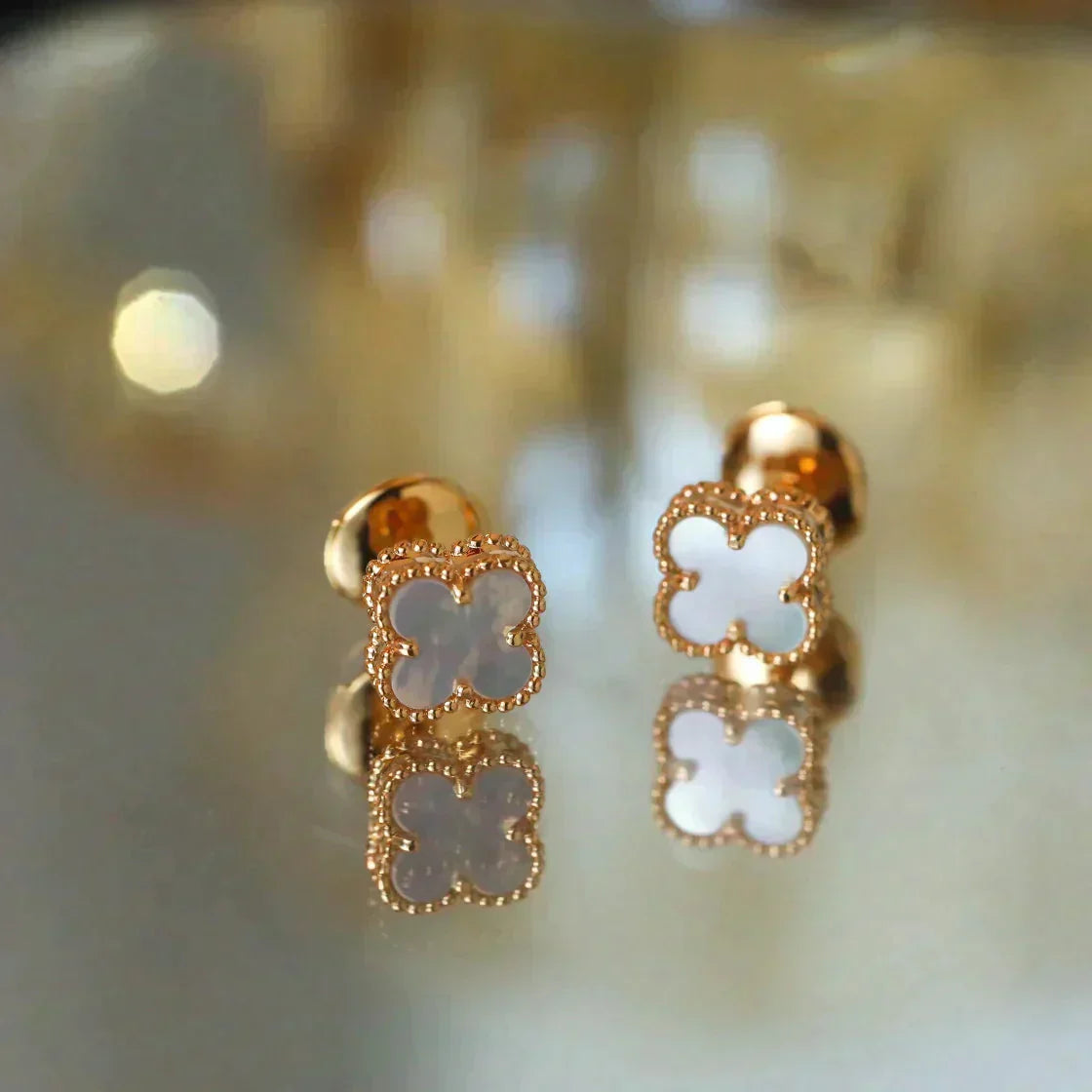 [Kismet Jewels ]CLOVER MINI 9.5MM WHITE MOP EARRINGS