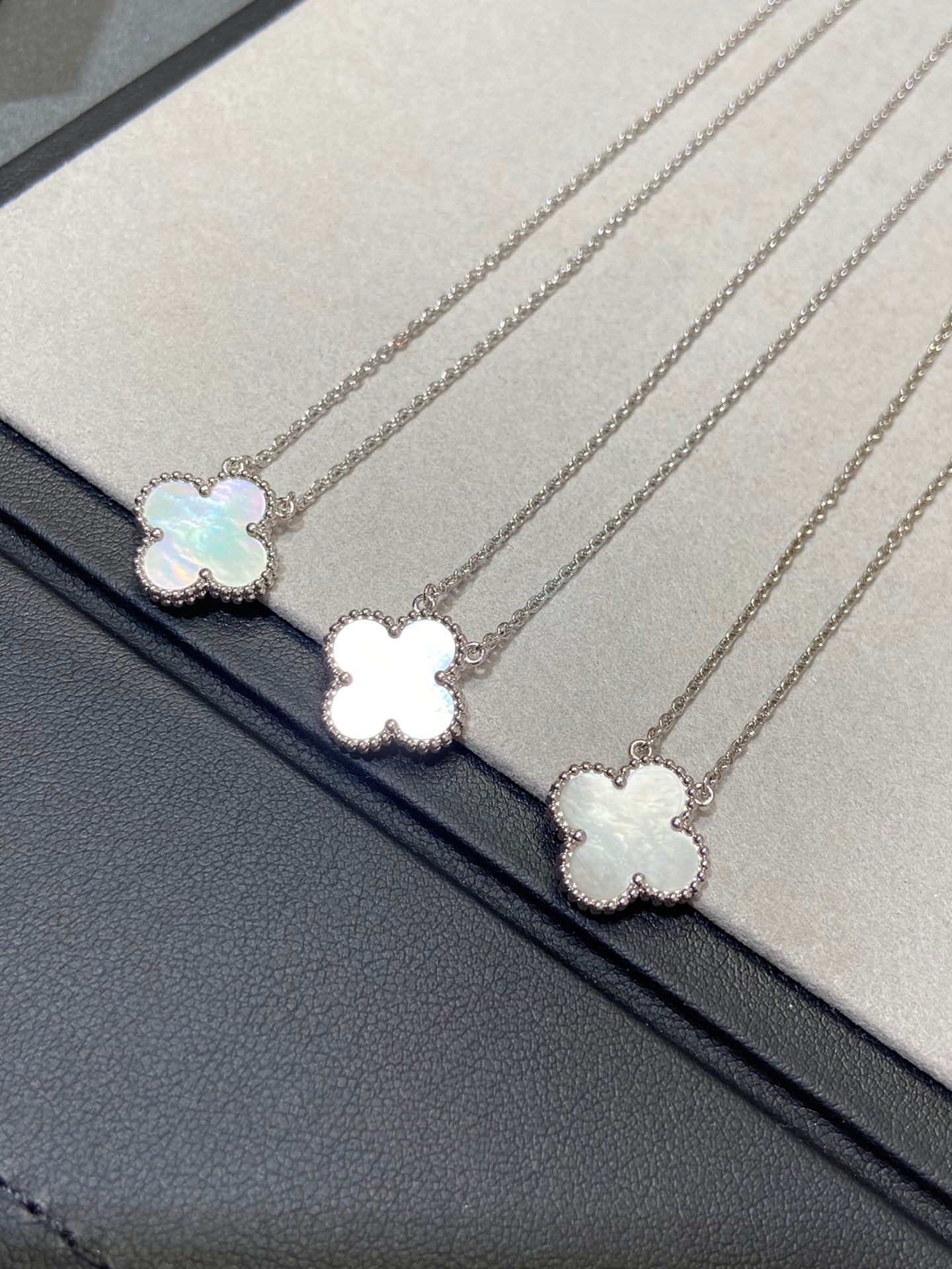 [Kismet Jewels ]CLOVER MEDIUM SILVER WHITE MOP NECKLACE