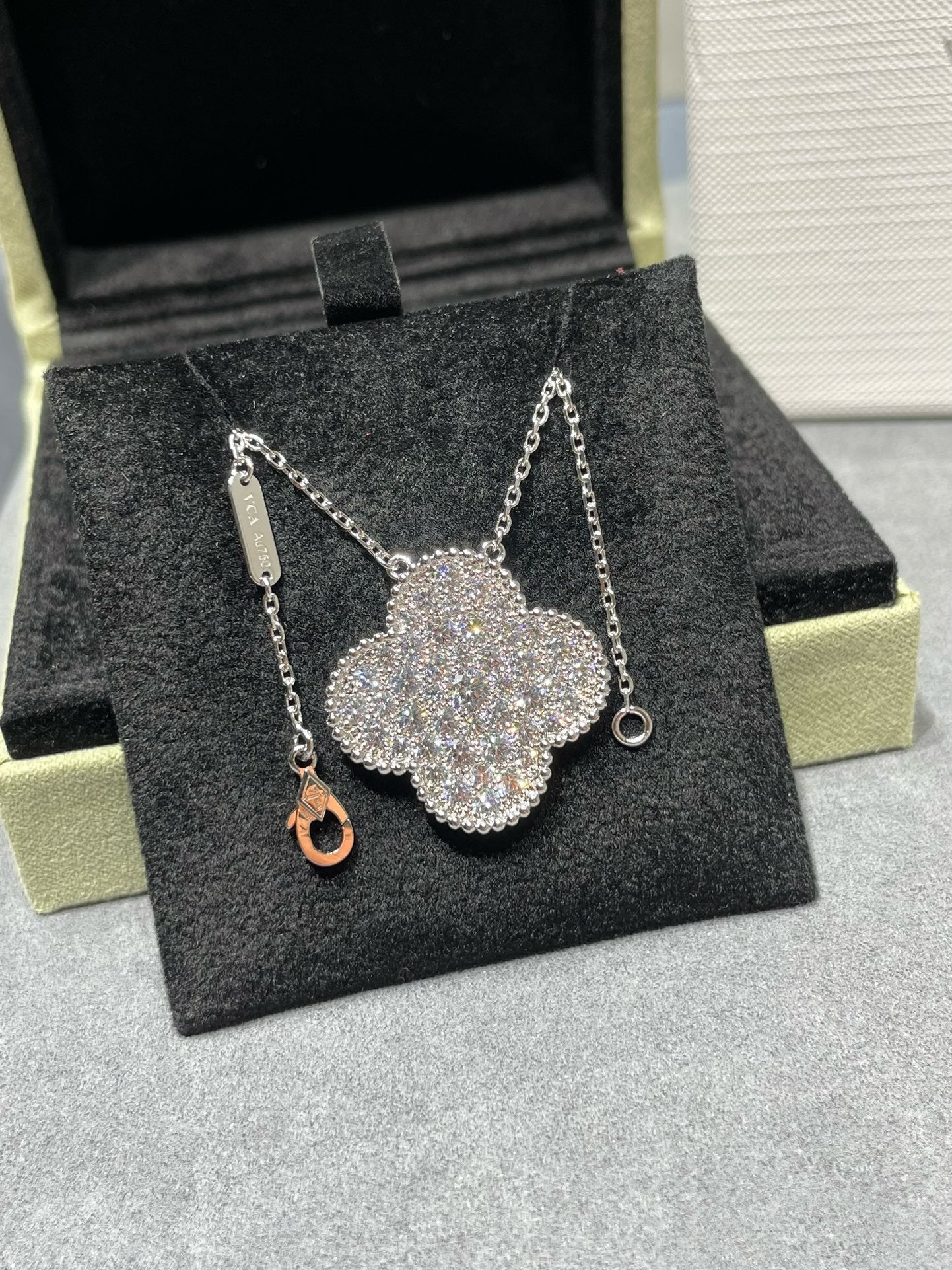 [Kismet Jewels ]CLOVER 25MM LARGE PENDANT DIAMOND PAVED SILVER NECKLACE