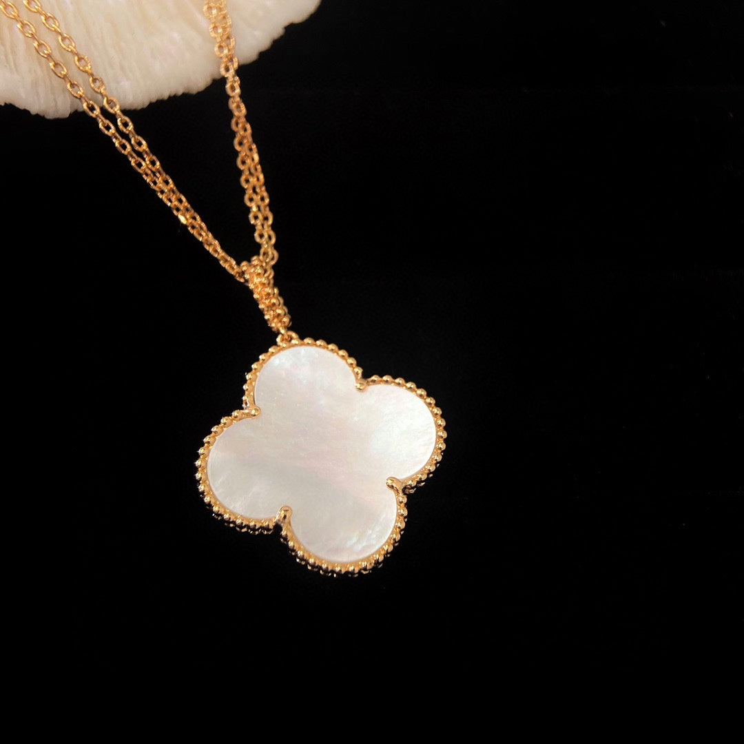 [Kismet Jewels ]CLOVER 25MM MOP LARGE PENDANT NECKLACE