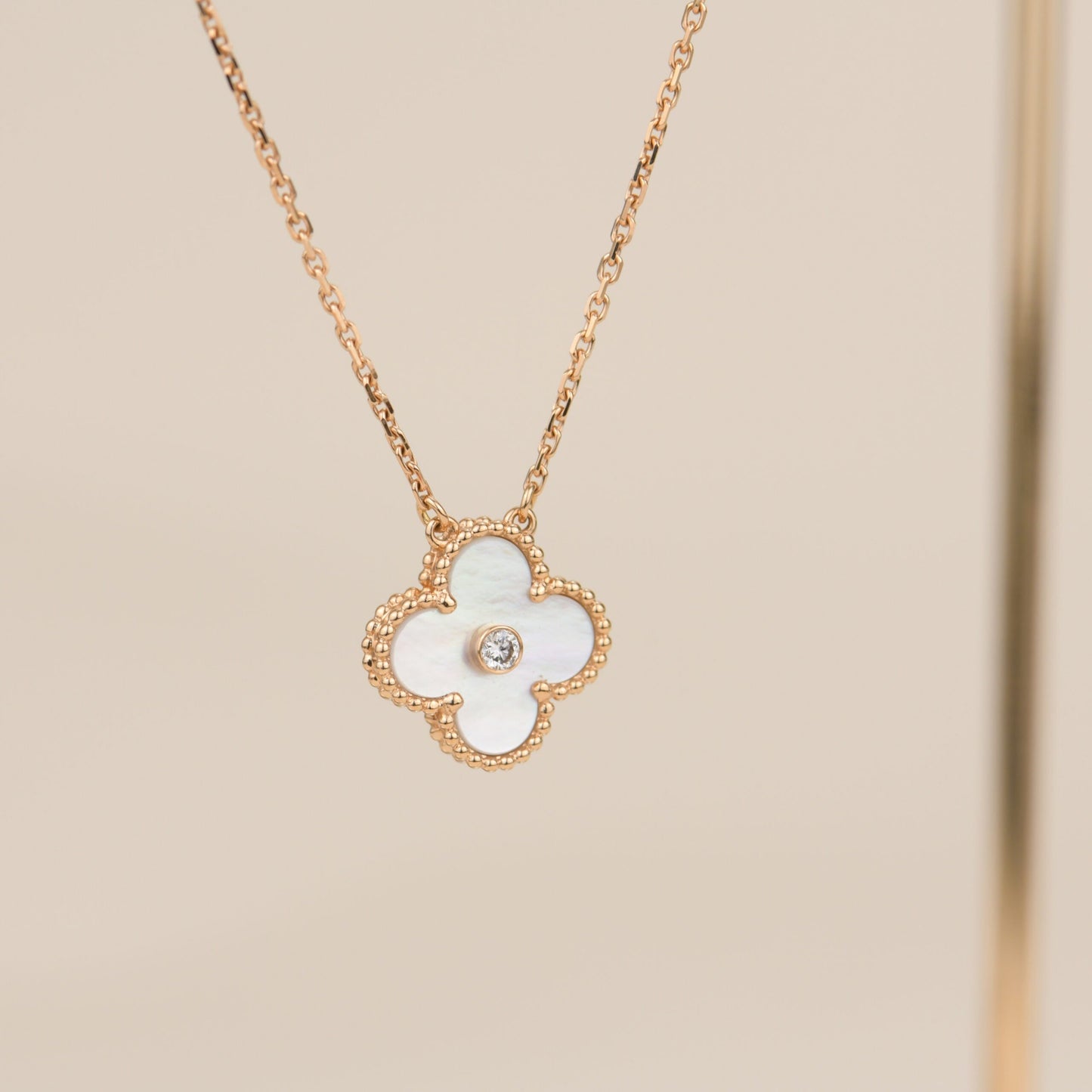 [Kismet Jewels ]CLOVER 15MM DIAMOND WHITE FRITILLARIA NECKLACE