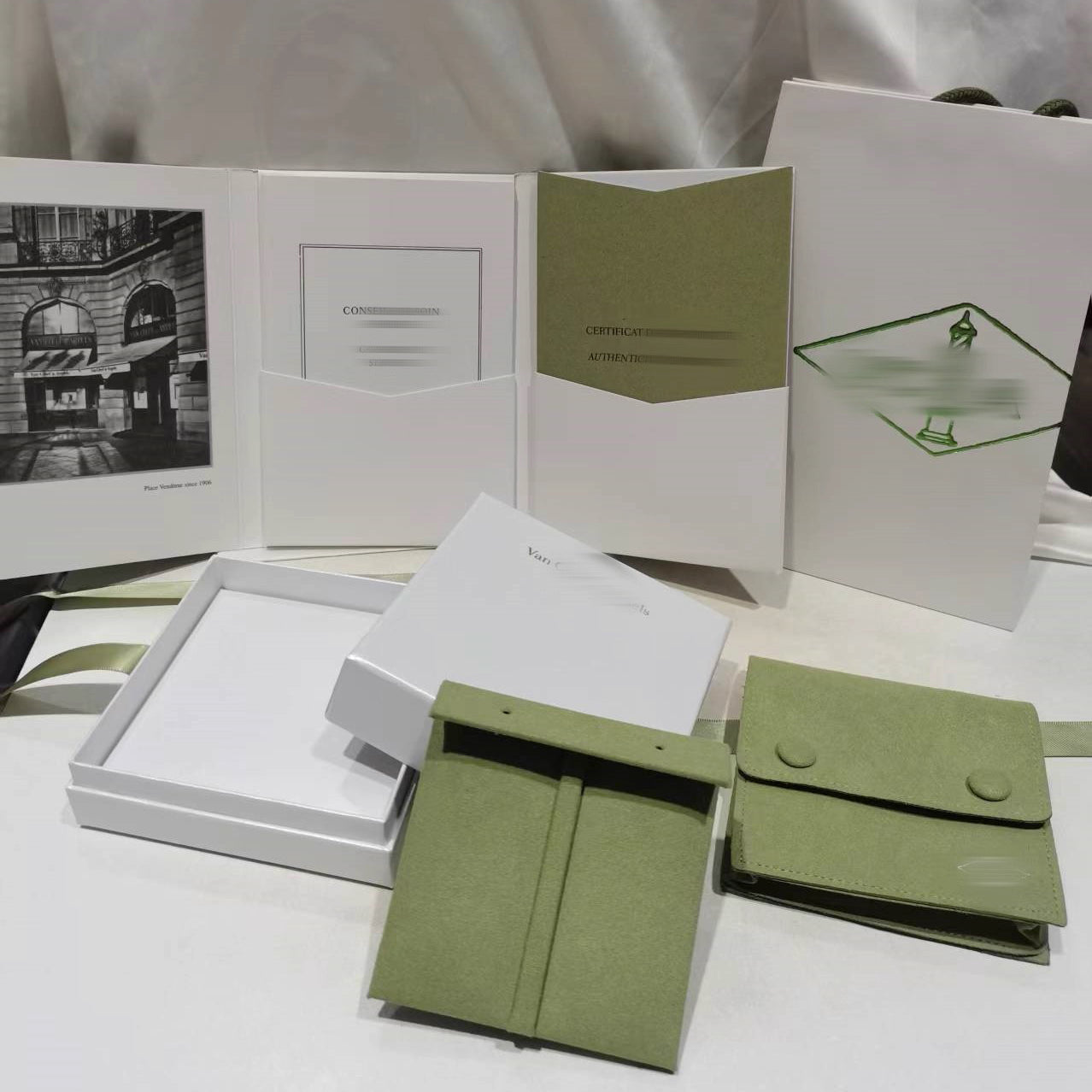 [Kismet Jewels ]VA CLOVER BRACELET NECKLACE RING BOX GIFT BAG