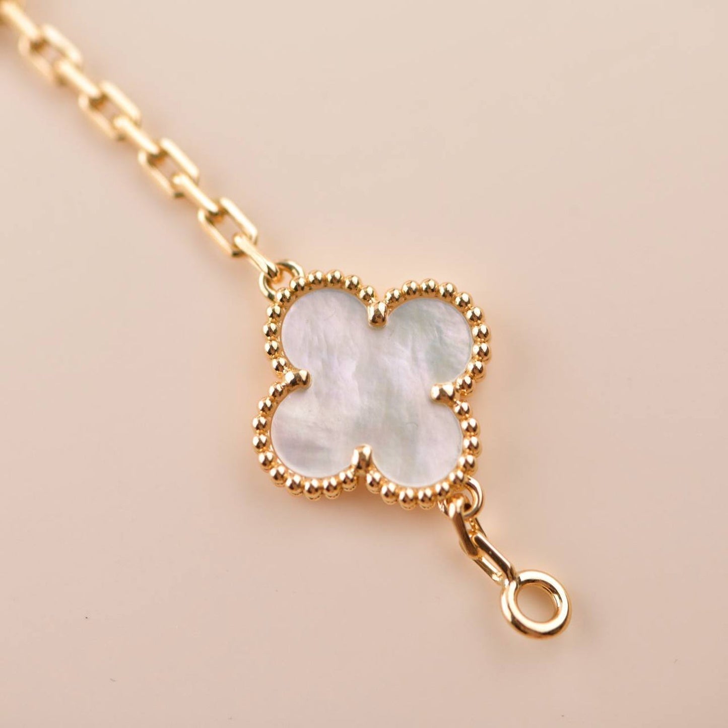 [Kismet Jewels ]CLOVER  5 MOTIF WHITE MOP BRACELET