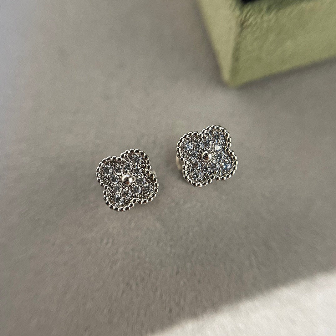 [Kismet Jewels ]CLOVER MINI DIAMOND STUD EARRINGS